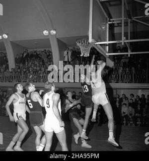 Warszawa, 1969-11-09. W ramach i ligi krajowej mê¿czyzn w koszykówce na boisku Polonii spotka³y siê dru¿yny Polonii i Legii. Czarne kosschule od pierwszych minut uzyska³y przewagê nad koszykarzami Legii. Najwiêkszy udzia³ w efektownym sukcesie gospodarzy, wygrana 96:71 (49:28), mieli: Krzysztof Gula ( 32), Andrzej Nowak (18), Jerzy Piskun (16), Ryszard Likierski (15) i Witek Jêdrzejewski (12). NZ. akcja pod koszem Polonii. uu PAP/Henryk Rosiak Warschau, 9. November 1969. Ein Basketballspiel der 1st nationalen Männerliga zwischen Polonia und Legia im Polonia Ballpark. Von Anfang an Stockfoto