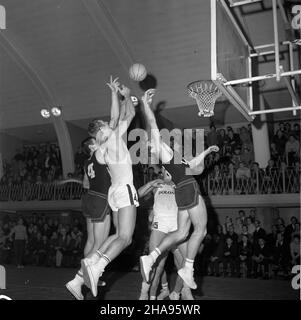 Warszawa, 1969-11-09. W ramach i ligi krajowej mê¿czyzn w koszykówce na boisku Polonii spotka³y siê dru¿yny Polonii i Legii. Czarne kosschule od pierwszych minut uzyska³y przewagê nad koszykarzami Legii. Najwiêkszy udzia³ w efektownym sukcesie gospodarzy, wygrana 96:71 (49:28), mieli: Krzysztof Gula ( 32), Andrzej Nowak (18), Jerzy Piskun (16), Ryszard Likierski (15) i Witek Jêdrzejewski (12). NZ. akcja pod koszem Polonii. uu PAP/Henryk Rosiak Warschau, 9. November 1969. Ein Basketballspiel der 1st nationalen Männerliga zwischen Polonia und Legia im Polonia Ballpark. Von Anfang an Stockfoto