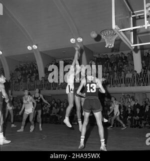 Warszawa, 1969-11-09. W ramach i ligi krajowej mê¿czyzn w koszykówce na boisku Polonii spotka³y siê dru¿yny Polonii i Legii. Czarne kosschule od pierwszych minut uzyska³y przewagê nad koszykarzami Legii. Najwiêkszy udzia³ w efektownym sukcesie gospodarzy, wygrana 96:71 (49:28), mieli: Krzysztof Gula ( 32), Andrzej Nowak (18), Jerzy Piskun (16), Ryszard Likierski (15) i Witek Jêdrzejewski (12). NZ. akcja pod koszem Polonii. uu PAP/Henryk Rosiak Warschau, 9. November 1969. Ein Basketballspiel der 1st nationalen Männerliga zwischen Polonia und Legia im Polonia Ballpark. Von Anfang an Stockfoto