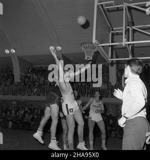 Warszawa, 1969-11-09. W ramach i ligi krajowej mê¿czyzn w koszykówce na boisku Polonii spotka³y siê dru¿yny Polonii i Legii. Czarne kosschule od pierwszych minut uzyska³y przewagê nad koszykarzami Legii. Najwiêkszy udzia³ w efektownym sukcesie gospodarzy, wygrana 96:71 (49:28), mieli: Krzysztof Gula ( 32), Andrzej Nowak (18), Jerzy Piskun (16), Ryszard Likierski (15) i Witek Jêdrzejewski (12). NZ. akcja pod koszem Polonii. uu PAP/Henryk Rosiak Warschau, 9. November 1969. Ein Basketballspiel der 1st nationalen Männerliga zwischen Polonia und Legia im Polonia Ballpark. Von Anfang an Stockfoto