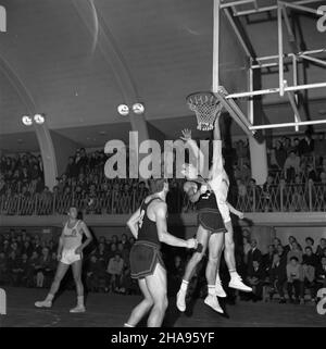 Warszawa, 1969-11-09. W ramach i ligi krajowej mê¿czyzn w koszykówce na boisku Polonii spotka³y siê dru¿yny Polonii i Legii. Czarne kosschule od pierwszych minut uzyska³y przewagê nad koszykarzami Legii. Najwiêkszy udzia³ w efektownym sukcesie gospodarzy, wygrana 96:71 (49:28), mieli: Krzysztof Gula ( 32), Andrzej Nowak (18), Jerzy Piskun (16), Ryszard Likierski (15) i Witek Jêdrzejewski (12). NZ. akcja pod koszem Polonii. uu PAP/Henryk Rosiak Warschau, 9. November 1969. Ein Basketballspiel der 1st nationalen Männerliga zwischen Polonia und Legia im Polonia Ballpark. Von Anfang an Stockfoto