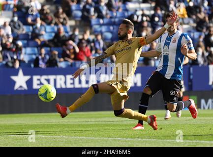 Sabadell, Barcelona, Spanien. 11th Dez 2021. Barcelona Spanien 11.12.2021 Jose Luis Morales (Levante UD) kontrolliert den Ball während der La Liga Santander zwischen Espanyol und Levante UD am 11. Dezember 2021 im RCDE-Stadion in Barcelona. Quelle: Xavi Urgeles/ZUMA Wire/Alamy Live News Stockfoto