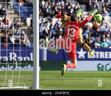 Sabadell, Barcelona, Spanien. 11th Dez 2021. Barcelona Spanien 11.12.2021 Diego Lopez (Espanyol Barcelona) und Roger Marti (Levante UD) kämpfen während der La Liga Santander zwischen Espanyol und Levante UD am 11. Dezember 2021 im RCDE-Stadion in Barcelona um den Ball. Quelle: Xavi Urgeles/ZUMA Wire/Alamy Live News Stockfoto