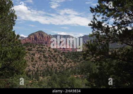 Blick auf die roten Sandsteinbüttern, Türme und Zinnen von Chicken Point in Sedona, Arizona. Stockfoto