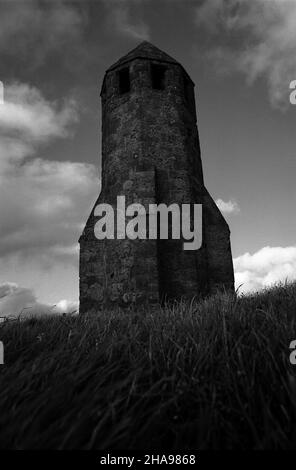 AJAXNETPHOTO. 1970. ST. CATHERINE'S HILL, ISLE OF WIGHT, ENGLAND. - 14TH JAHRHUNDERT MEERESZEICHEN - TURM ALS LEUCHTTURM AN DER SÜDSPITZE DER INSEL IM FRÜHEN 14TH JAHRHUNDERT GEBAUT. ÖSTLICH DIESER MARKE LIEGEN DIE ÜBERRESTE DES ABGERISSENEN ORATORIUMS AUS DER ZEIT HEINRICHS VIII. FOTO: JONATHAN EASTLAND/AJAX REF:211811 16 Stockfoto