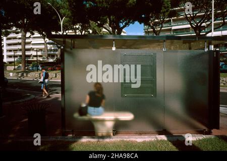 AJAXNETPHOTO. CANNES, FRANKREICH. - COTE D'AZUR RESORT - BUSSTATION - WARTET AUF DEN BUS IN DER NÄHE DER CROISETTE.FOTO:JONATHAN EASTLAND/AJAX REF:61501 1014 Stockfoto