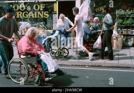 AJAXNETPHOTO. WORTHING, ENGLAND. - BELEBTE STRASSEN - SENIOREN DRÄNGEN GEHWEGE MIT ROLLSTÜHLEN.FOTO:JONATHAN EASTLAND/AJAX REF:61501 1032 Stockfoto