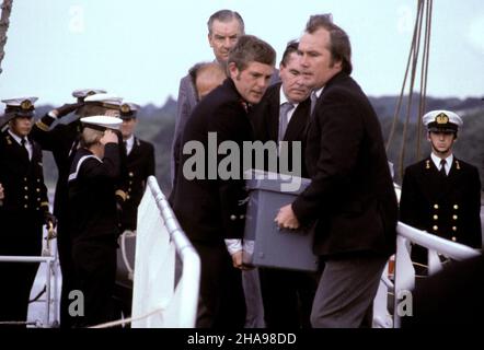 AJAX NEWS FOTOS. 16TH. AUGUST 1979. PLYMOUTH, ENGLAND. - FASTNET RACE YACHTING TRAGÖDIE - OPFER DER SCHLIMMSTEN YACHTING TRAGÖDIE IN DER GESCHICHTE - DER KÖRPER EINES SEGLERS VON DER YACHT TROPHÄE, DER ERTRANK, ALS DIE YACHT VON EINEM HEFTIGEN STURM ÜBERWÄLTIGT WURDE, DER VON DER NIEDERLÄNDISCHEN FREGATTE OVERIJSSEL IN DEVONPORT AN LAND GEBRACHT WURDE. FOTO: JONATHAN EASTLAND/AJAX. REF:21501 4 85 Stockfoto