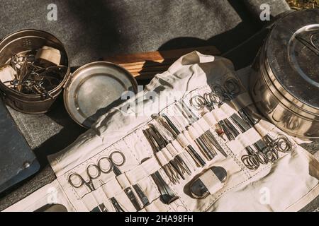 Alte Medizinische Und Chirurgische Instrumente. Viele Chirurgische Instrumente Für Die Chirurgie. Alte Verschiedene Metallische Medizinische Instrumente Objekte. Retro-Edelstahl-Op Stockfoto