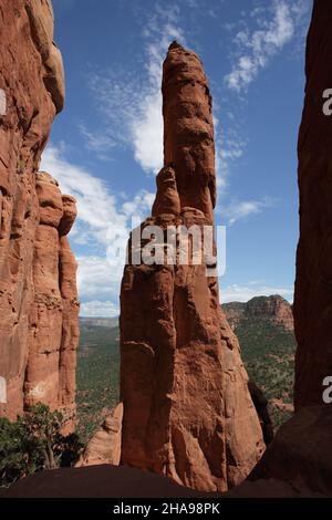 Eine rote Sandsteinspitze auf dem hohen Gipfel des Cathedral Rock Trail in der Nähe von Sedona, Arizona. Stockfoto