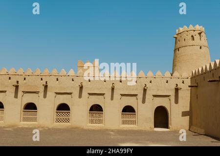 Innenhof des Al Jahili Fort in Al Ain, Abu Dhabi, Vereinigte Arabische Emirate, Arabien Stockfoto