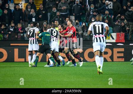 Friuli - Stadion Dacia Arena, Udine, Italien, 11. Dezember 2021, Rage auf dem Spielfeld zwischen Mailänder Spielern und Udinesen Spieler während Udinese Calcio gegen AC Mailand - italienische Fußball Serie A Spiel Stockfoto
