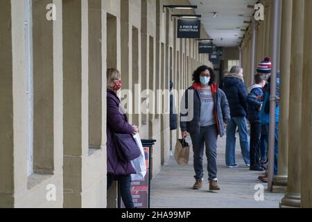 Halifax, Großbritannien, 11. Dezember 2021: Weihnachtseinkäufer in der Piece Hall, in der sich viele kleine, unabhängige Geschäfte befinden. Gesichtsmasken sind in geschlossenen Bereichen und in den Geschäften als Teil der Maßnahmen des Plans B der Regierung obligatorisch, um die Ausbreitung der omicron-Variante des Coronavirus zu reduzieren. Anna Watson/Alamy Live News Stockfoto