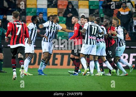 Friuli - Stadion Dacia Arena, Udine, Italien, 11. Dezember 2021, Rage auf dem Spielfeld zwischen Mailänder Spielern und Udinesen Spieler während Udinese Calcio gegen AC Mailand - italienische Fußball Serie A Spiel Stockfoto