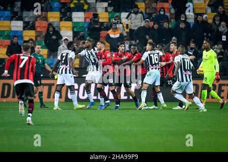 Friuli - Stadion Dacia Arena, Udine, Italien, 11. Dezember 2021, Rage auf dem Spielfeld zwischen Mailänder Spielern und Udinesen Spieler während Udinese Calcio gegen AC Mailand - italienische Fußball Serie A Spiel Stockfoto