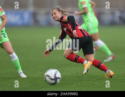 Leverkusen, Deutschland. 11th Dez 2021. Flyeralarm Frauen, Bundesliga, Matchday 11, Bayer 04 Leverkusen - VfL Wolfsburg, Kristin Koegel (B04) läuft mit dem Ball. Quelle: Jürgen Schwarz/Alamy Live News Stockfoto