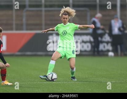 Leverkusen, Deutschland. 11th Dez 2021. Flyeralarm Frauen, Bundesliga, Matchday 11, Bayer 04 Leverkusen - VfL Wolfsburg, Lena Lattwein (Wolfsburg) steuert den Ball. Quelle: Jürgen Schwarz/Alamy Live News Stockfoto