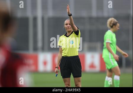 Leverkusen, Deutschland. 11th Dez 2021. Flyeralarm Frauen, Bundesliga, Matchday 11, Bayer 04 Leverkusen - VfL Wolfsburg, Schiedsrichterin Fabienne Michel Gesten. Quelle: Jürgen Schwarz/Alamy Live News Stockfoto