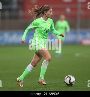 Leverkusen, Deutschland. 11th Dez 2021. Flyeralarm Women, Bundesliga, Matchday 11, Bayer 04 Leverkusen - VfL Wolfsburg, Tabea Wassmuth (Wolfsburg) steuert den Ball. Quelle: Jürgen Schwarz/Alamy Live News Stockfoto