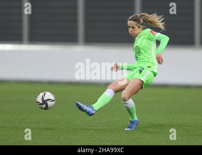 Leverkusen, Deutschland. 11th Dez 2021. Flyeralarm Women, Bundesliga, Matchday 11, Bayer 04 Leverkusen - VfL Wolfsburg, Kathrin Hendrich (Wolfsburg) steuert den Ball. Quelle: Jürgen Schwarz/Alamy Live News Stockfoto