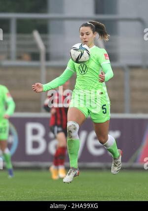 Leverkusen, Deutschland. 11th Dez 2021. Flyeralarm Frauen, Bundesliga, Matchday 11, Bayer 04 Leverkusen - VfL Wolfsburg, Lena Oberdorf (Wolfsburg) steuert den Ball. Quelle: Jürgen Schwarz/Alamy Live News Stockfoto