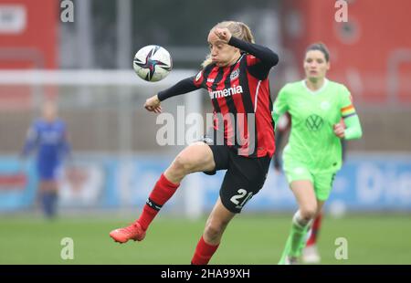 Leverkusen, Deutschland. 11th Dez 2021. Flyeralarm Women, Bundesliga, Matchday 11, Bayer 04 Leverkusen - VfL Wolfsburg, Irina Pando (B04) steuert den Ball. Quelle: Jürgen Schwarz/Alamy Live News Stockfoto