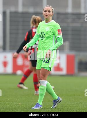 Leverkusen, Deutschland. 11th Dez 2021. Flyeralarm Frauen, Bundesliga, Matchday 11, Bayer 04 Leverkusen - VfL Wolfsburg, Turid Knaak (Wolfsburg) schaut auf. Quelle: Jürgen Schwarz/Alamy Live News Stockfoto