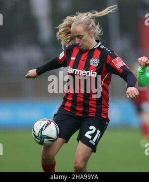 Leverkusen, Deutschland. 11th Dez 2021. Flyeralarm Women, Bundesliga, Matchday 11, Bayer 04 Leverkusen - VfL Wolfsburg, Irina Pando (B04) steuert den Ball. Quelle: Jürgen Schwarz/Alamy Live News Stockfoto