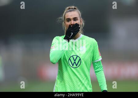 Leverkusen, Deutschland. 11th Dez 2021. Flyeralarm Frauen, Bundesliga, Matchday 11, Bayer 04 Leverkusen - VfL Wolfsburg, Jill Roord (Wolfsburg) schaut auf. Quelle: Jürgen Schwarz/Alamy Live News Stockfoto