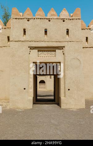 Außen- und Eingangstor des Al Jahili Fort in Al Ain, Abu Dhabi, Vereinigte Arabische Emirate, Arabien Stockfoto