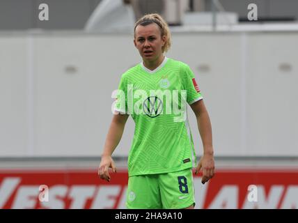 Leverkusen, Deutschland. 11th Dez 2021. Flyeralarm Frauen, Bundesliga, Matchday 11, Bayer 04 Leverkusen - VfL Wolfsburg, Lena Lattwein (Wolfsburg) schaut zu. Quelle: Jürgen Schwarz/Alamy Live News Stockfoto