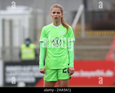 Leverkusen, Deutschland. 11th Dez 2021. Flyeralarm Frauen, Bundesliga, Matchday 11, Bayer 04 Leverkusen - VfL Wolfsburg, Tabea Wassmuth (Wolfsburg) schaut auf. Quelle: Jürgen Schwarz/Alamy Live News Stockfoto