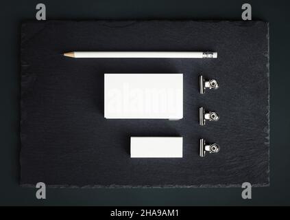 Leere Briefpapier-Vorlage. Leere Visitenkarte, Bleistift, Radierer und Clips. Draufsicht. Flach liegend. Stockfoto