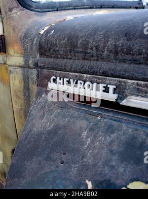 Eine alte Chevrolet-Werkstatt und ein Garagenwagen aus dem Jahr 1940s wurden außer Dienst gestellt und in Taos, New Mexico, geparkt. Stockfoto