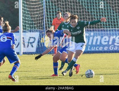 Verona, Italien. 11th Dez 2021. Stefania Tarenzi (Sampdoria) und Caterina Ambrosi (Verona) während Hellas Verona Women vs UC Sampdoria, Italienischer Fußball Serie A Frauenspiel in Verona, Italien, Dezember 11 2021 Kredit: Unabhängige Fotoagentur/Alamy Live News Stockfoto