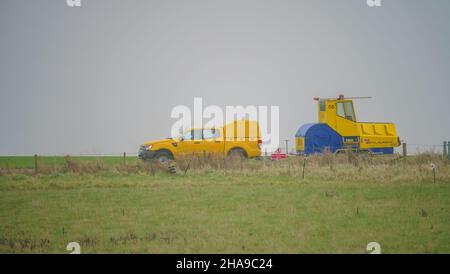 Skylaunch-Seilwinde-Startsystem wird am Ende einer Airfeld-Start- und Landebahn, Wiltshire UK, abgeschleppt Stockfoto