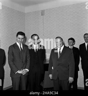 Warszawa, 1969-11-14. Z okazji Miêdzynarodowego Tygodnia Studenta ambasador Niemieckiej Republiki Demokratycznej (NRD) w Polsce Rudolf Rossmels przyj¹³ przedstawicieli Zrzeszenia Studentów Polskich. NZ. ambasador R. Rossmels (3L) w otoczeniu studentów. uu PAP/Boles³aw Miedza Warschau, 14. November 1969. Der Botschafter der Deutschen Demokratischen Republik (NRD) in Polen, Rudolf Rossmels, hat anlässlich der Internationalen Studentenwoche Vertreter des Polnischen Studentenverbandes unterhalten. Im Bild: Botschafter R. Rossmels (3rd v.l.) unter Studenten. uu PAP/Boleslaw Miedza Stockfoto