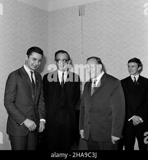 Warszawa, 1969-11-14. Z okazji Miêdzynarodowego Tygodnia Studenta ambasador Niemieckiej Republiki Demokratycznej (NRD) w Polsce Rudolf Rossmels przyj¹³ przedstawicieli Zrzeszenia Studentów Polskich. NZ. ambasador R. Rossmels (3L) w otoczeniu studentów. uu PAP/Boles³aw Miedza Warschau, 14. November 1969. Der Botschafter der Deutschen Demokratischen Republik (NRD) in Polen, Rudolf Rossmels, hat anlässlich der Internationalen Studentenwoche Vertreter des Polnischen Studentenverbandes unterhalten. Im Bild: Botschafter R. Rossmels (3rd v.l.) unter Studenten. uu PAP/Boleslaw Miedza Stockfoto