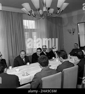 Warszawa, 1969-11-14. Z okazji Miêdzynarodowego Tygodnia Studenta ambasador Niemieckiej Republiki Demokratycznej (NRD) w Polsce Rudolf Rossmels przyj¹³ przedstawicieli Zrzeszenia Studentów Polskich. NZ. ambasador R. Rossmels (przodem 2L) w otoczeniu studentów. uu PAP/Boles³aw Miedza Warschau, 14. November 1969. Der Botschafter der Deutschen Demokratischen Republik (NRD) in Polen, Rudolf Rossmels, hat anlässlich der Internationalen Studentenwoche Vertreter des Polnischen Studentenverbandes unterhalten. Im Bild: Botschafter R. Rossmels (2nd v.l.) unter Studenten. uu PAP/Boleslaw Miedza Stockfoto