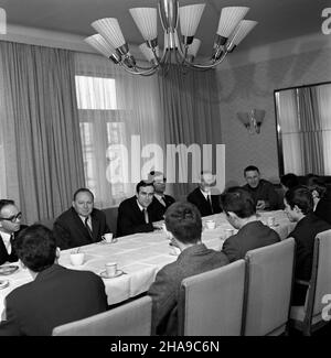 Warszawa, 1969-11-14. Z okazji Miêdzynarodowego Tygodnia Studenta ambasador Niemieckiej Republiki Demokratycznej (NRD) w Polsce Rudolf Rossmels przyj¹³ przedstawicieli Zrzeszenia Studentów Polskich. NZ. ambasador R. Rossmels (przodem 2L) w otoczeniu studentów. uu PAP/Boles³aw Miedza Warschau, 14. November 1969. Der Botschafter der Deutschen Demokratischen Republik (NRD) in Polen, Rudolf Rossmels, hat anlässlich der Internationalen Studentenwoche Vertreter des Polnischen Studentenverbandes unterhalten. Im Bild: Botschafter R. Rossmels (2nd v.l.) unter Studenten. uu PAP/Boleslaw Miedza Stockfoto