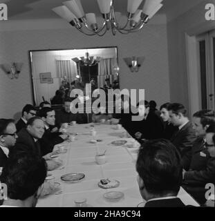 Warszawa, 1969-11-14. Z okazji Miêdzynarodowego Tygodnia Studenta ambasador Niemieckiej Republiki Demokratycznej (NRD) w Polsce Rudolf Rossmels przyj¹³ przedstawicieli Zrzeszenia Studentów Polskich. NZ. ambasador R. Rossmels (2L) w otoczeniu studentów. uu PAP/Boles³aw Miedza Warschau, 14. November 1969. Der Botschafter der Deutschen Demokratischen Republik (NRD) in Polen, Rudolf Rossmels, hat anlässlich der Internationalen Studentenwoche Vertreter des Polnischen Studentenverbandes unterhalten. Im Bild: Botschafter R. Rossmels (2nd v.l.) unter Studenten. uu PAP/Boleslaw Miedza Stockfoto