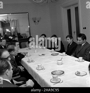 Warszawa, 1969-11-14. Z okazji Miêdzynarodowego Tygodnia Studenta ambasador Niemieckiej Republiki Demokratycznej (NRD) w Polsce Rudolf Rossmels przyj¹³ przedstawicieli Zrzeszenia Studentów Polskich. NZ. ambasador R. Rossmels (3L) w otoczeniu studentów. uu PAP/Boles³aw Miedza Warschau, 14. November 1969. Der Botschafter der Deutschen Demokratischen Republik (NRD) in Polen, Rudolf Rossmels, hat anlässlich der Internationalen Studentenwoche Vertreter des Polnischen Studentenverbandes unterhalten. Im Bild: Botschafter R. Rossmels (3rd v.l.) unter Studenten. uu PAP/Boleslaw Miedza Stockfoto