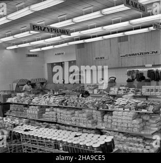 Warszawa, 1969-11-14. Samoobs³ugowy sklep spo¿ywczy Warszawskiej Spó³dzielni SpO¿ywców Spo³em (WSS Spo³em) na osiedlu mieszkaniowym Bródno w dzielnicy Praga Pó³noc. mta PAP/Miros³aw Iringh Warschau, 14. November 1969. Das Selbstbedienungsgeschäft der Warschauer Lebensmittelproduzent-Kooperative WSS Spo³em in der Siedlung Brodno im Bezirk Praga Polnoc. mta PAP/Miros³aw Iringh Stockfoto