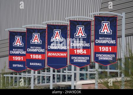 Arizona Wildcats NCAA Championship-Banner für Softball (1991), Baseballspiele (1986), Synchronschwimmen (1981 und 1984) sind im Cole und Jeanni zu sehen Stockfoto