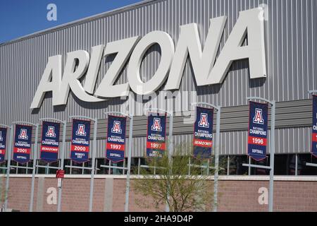 Arizona Wildcats NCAA Championship Banner für Softball (1996, 1997 und 2001), Männer Basketball (1997) Frauen Golf (2000) sind im Cole und J zu sehen Stockfoto