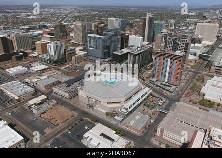 Eine Luftaufnahme des Footprint Center und der Skyline der Innenstadt, Dienstag, 2. März 2021, in Phoenix. Die Arena, früher bekannt als die America West Arena ( Stockfoto