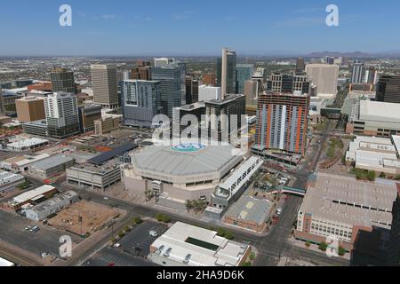 Eine Luftaufnahme des Footprint Center und der Skyline der Innenstadt, Dienstag, 2. März 2021, in Phoenix. Die Arena, früher bekannt als die America West Arena ( Stockfoto