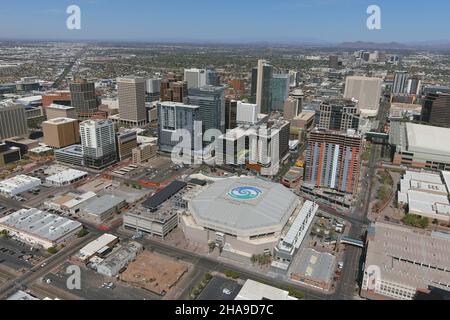 Eine Luftaufnahme des Footprint Center und der Skyline der Innenstadt, Dienstag, 2. März 2021, in Phoenix. Die Arena, früher bekannt als die America West Arena ( Stockfoto