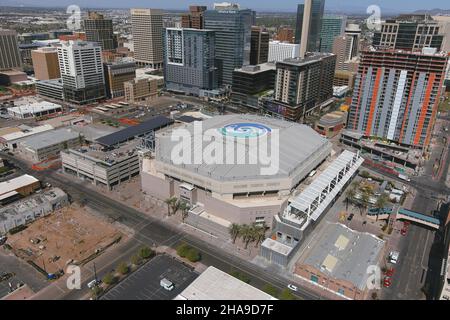 Eine Luftaufnahme des Footprint Center und der Skyline der Innenstadt, Dienstag, 2. März 2021, in Phoenix. Die Arena, früher bekannt als die America West Arena ( Stockfoto