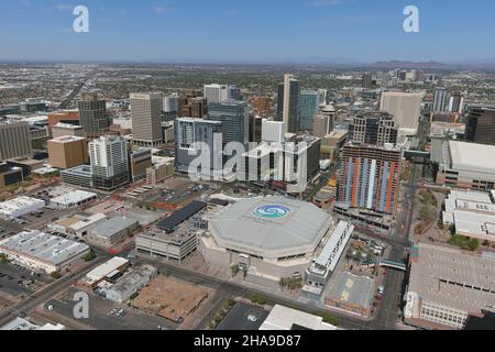 Eine Luftaufnahme des Footprint Center und der Skyline der Innenstadt, Dienstag, 2. März 2021, in Phoenix. Die Arena, früher bekannt als die America West Arena ( Stockfoto